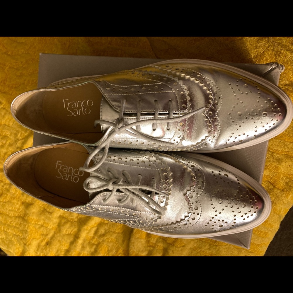 Bright silver wingtip Oxford sneakers!! euc